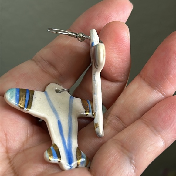 🖤Handmade porcelain Airplane ✈️ dangle earrings - Picture 3 of 8